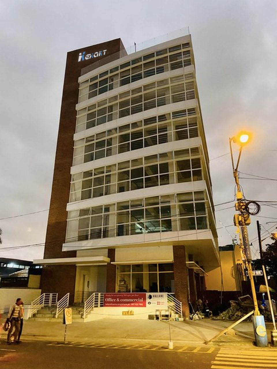 Hallare Building in Kapitolyo, Pasig